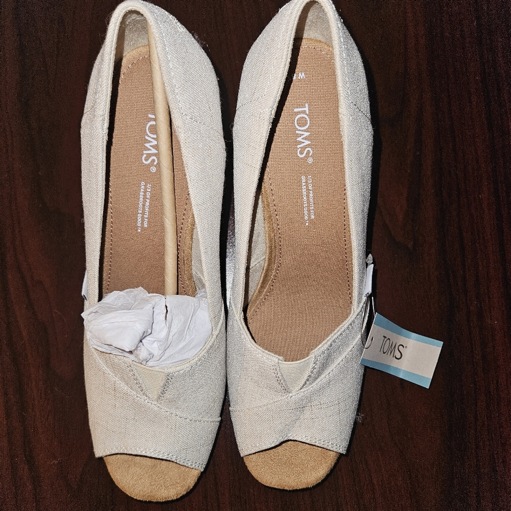 Toms classic wedge size 8